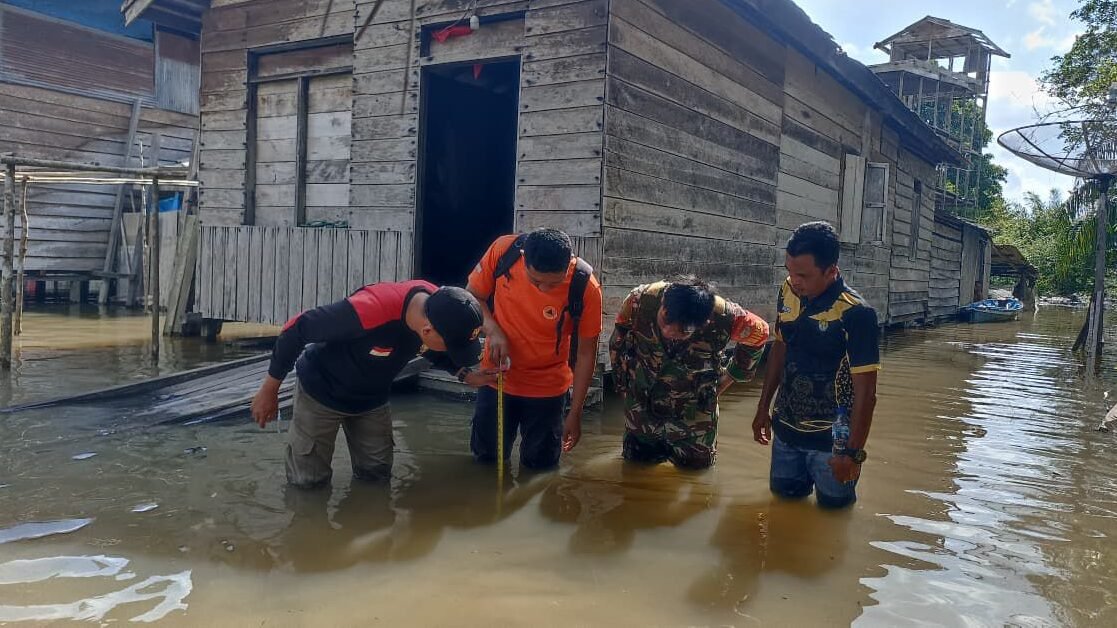 Hujan dengan intensitas tinggi memicu banjir dan merendam ratusan rumah di Kabupaten Ketapang, Kalimantan Barat, Selasa (17/9). Sumber Foto: BPBD Ketapang, Kalimantan Barat