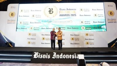 Direktur Utama Bank Kalbar, H. Rokidi, menerima penghargaan Champion of Growth Bank pada acara Bisnis Indonesia Financial Award (BIFA) 2025 di Jakarta. Foto: HO/Faktakalbar.id