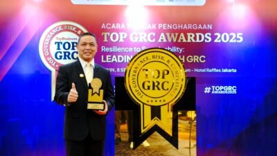 "Gubernur Kalimantan Barat, Ria Norsan menunjukkan penghargaan yang diraih Bank Kalbar sebagai penerima anugerah TOP GRC Awards 2025. (DOk. Bank Kalbar)"