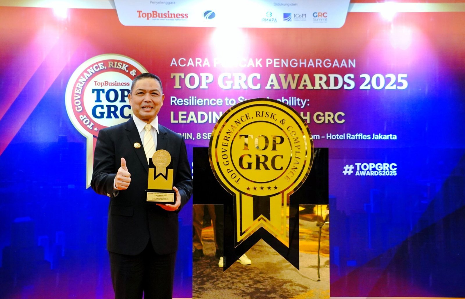 "Gubernur Kalimantan Barat, Ria Norsan menunjukkan penghargaan yang diraih Bank Kalbar sebagai penerima anugerah TOP GRC Awards 2025. (DOk. Bank Kalbar)"