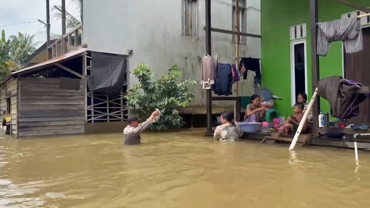 Warga di Desa Tanjung Gunung, Kecamatan Kota Baru, Kabupaten Melawi, saat menerima bantuan. Bantuan ini disalurkan untuk meringankan beban 80 kepala keluarga yang terdampak banjir.