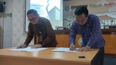Kepala BAPPERIDA Pontianak, Sidig Handanu dan Direktur Poltekkes Kemenkes Pontianak, Prof Kelana Kusuma Dharma menandatangani perjanjian kerja sama kedua lembaga tentang riset di bidang kesehatan di Aula Rohana Muthalib, BAPPERIDA Pontianak, Kamis (4/9/2025).