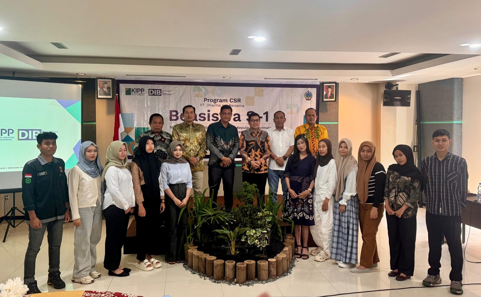 "Penerima beasiswa dari Desa Pelapis, Kabupaten Kayong Utara, berfoto bersama Wakil Bupati Kayong Utara, Amru Chanwari, dan perwakilan manajemen PT Dharma Inti Bersama usai acara penyerahan beasiswa di Orchardz Hotel Pontianak, Jumat (19/09/2025). (Dok. RDL/Faktakalbar.id)"