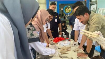 Para peserta dari BPSPL Pontianak, Stasiun PSDKP Pontianak, dan mahasiswa Universitas Tanjungpura mengikuti bimbingan teknis untuk meningkatkan pengetahuan tentang identifikasi ikan dilindungi dan Appendiks CITES.
