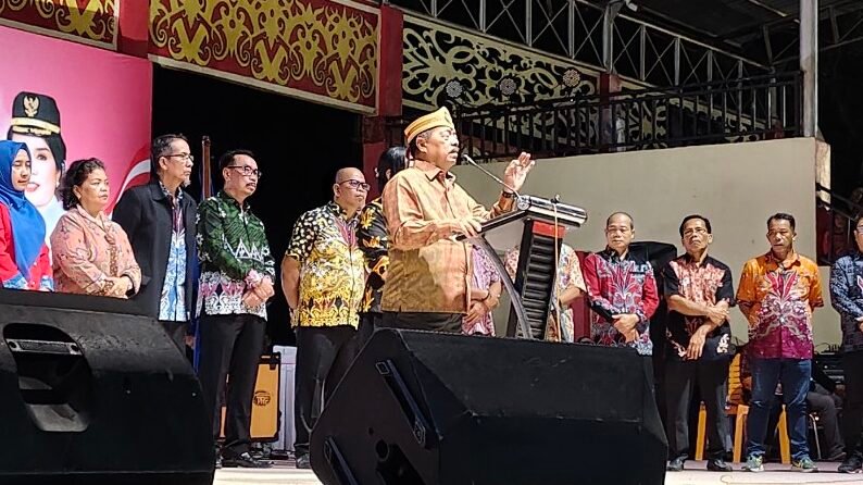 Bupati Sanggau, Yohanes Ontot, saat menutup Pameran Pembangunan Sabang Merah. Pameran ini akan dikemas menjadi Sabang Merah Ekspo tahun depan untuk mendorong pertumbuhan UMKM.