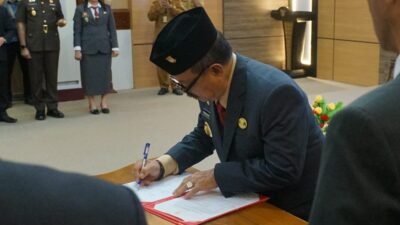 Sekda Kabupaten Sanggau, Aswin Khatib, menandatangani berkas resmi setelah dilantik oleh Bupati Sanggau. (Dok. Diskominfo Sanggau)