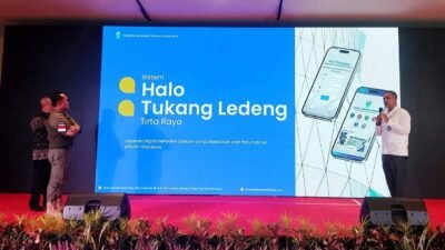 Bupati Kubu Raya, Sujiwo, bersama Direktur PDAM Tirta Raya, Harmawan, saat meluncurkan aplikasi layanan pelanggan 'Halo Tukang Ledeng' untuk meningkatkan respons dan kemudahan akses masyarakat terhadap layanan air bersih.