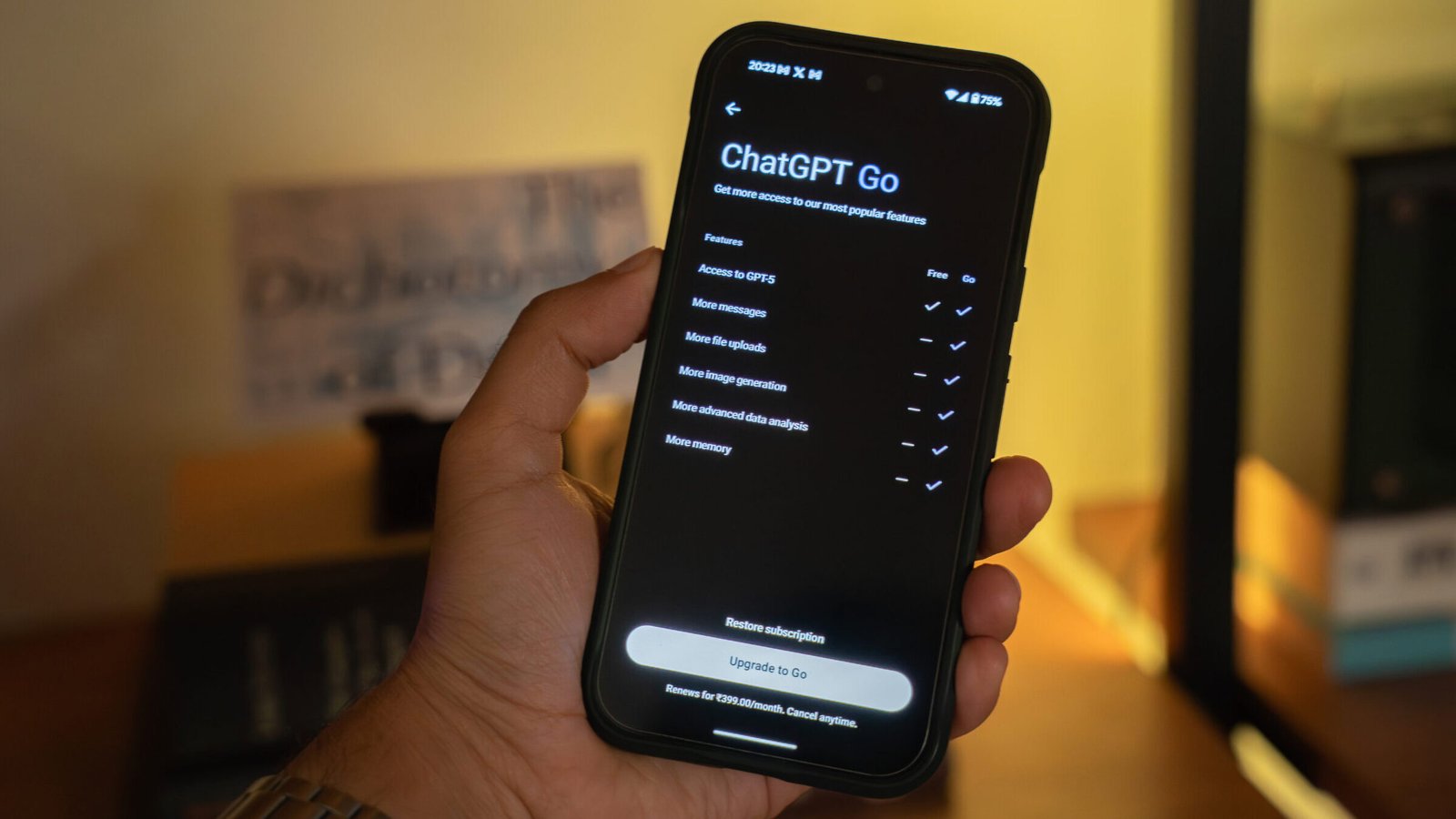 Tampilan antarmuka ChatGPT, layanan chatbot AI yang kini hadir dalam versi lebih terjangkau, ChatGPT Go, untuk pasar Indonesia.