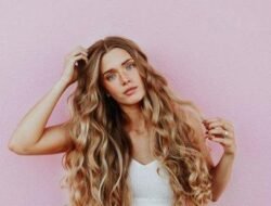 Rambut Curly Anti-Gagal! 5 Rahasia Agar Awet dan Tidak Lepek Seharian