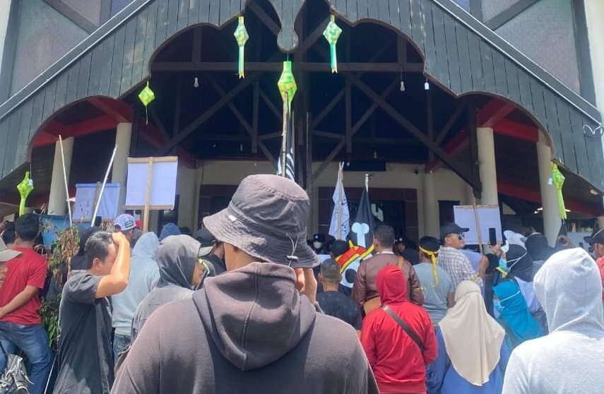 "demo-sambas-kritik-kebijakan-pemda"