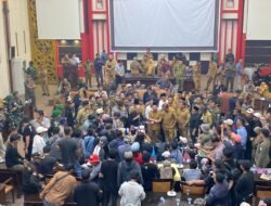 Bupati Sambas Temui Massa Aksi Rakyat Bersuara