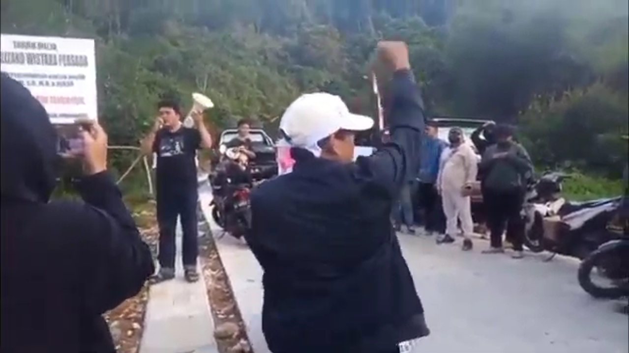 Aksi demonstrasi ratusan petani penggarap dari HPPMI Kabupaten Bogor di Desa Cipelang, Kecamatan Cijeruk, menuntut keadilan lahan di depan plang yang dipasang oleh PT. Halizano Wistara Persada.