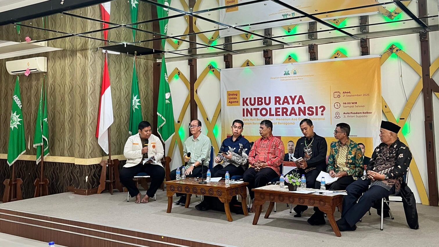 Bupati Kubu Raya, Sujiwo bersama para tokoh lintas agama dan Pemuda Muhammadiyah dalam acara dialog antar umat beragama yang bertujuan memperkuat persatuan dan toleransi di wilayah Kubu Raya.