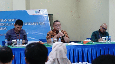 Direktur Utama Bank Kalbar, Rokidi, saat memberikan arahan kepada para pegawai di Kantor Cabang Sekadau dalam kunjungan kerjanya.