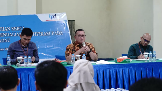 Direktur Utama Bank Kalbar, Rokidi, saat memberikan arahan kepada para pegawai di Kantor Cabang Sekadau dalam kunjungan kerjanya.