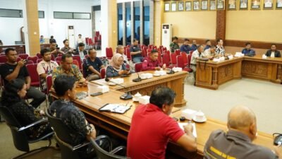 Suasana rapat pembahasan Penertiban Kawasan Hutan (PKH) yang digelar oleh Pemerintah Kabupaten Sanggau, dihadiri oleh Sekda Aswin Khatib, Forkopimda, perwakilan perusahaan, serta tokoh masyarakat. (Diskominfo Sanggau)