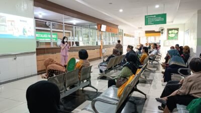 Drg. Nur Yana, seorang dokter gigi, tengah memberikan edukasi pentingnya menjaga kesehatan gigi kepada pasien di RSUD Sultan Syarif Mohamad Alkadrie, Pontianak.