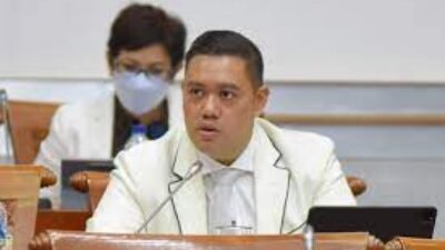 Wakil Ketua Komisi I DPR Dave Laksono dan Sukamta menyoroti kasus tewasnya pejabat KBRI di Peru, mendesak pemerintah untuk meningkatkan keselamatan diplomat Indonesia dan melakukan evaluasi keamanan WNI di luar negeri.