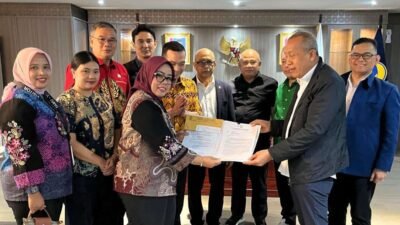 "DPRD Provinsi Kalbar menyerahkan dokumen aspirasi mahasiswa dan masyarakat ke DPR RI, Selasa (9/9/2025). (Dok. DPRD ProV Kalbar to faktakalbar.id )"