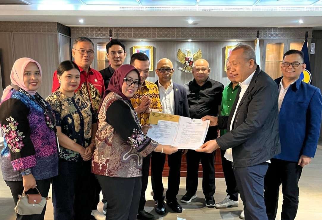 "DPRD Provinsi Kalbar menyerahkan dokumen aspirasi mahasiswa dan masyarakat ke DPR RI, Selasa (9/9/2025). (Dok. DPRD ProV Kalbar to faktakalbar.id )"