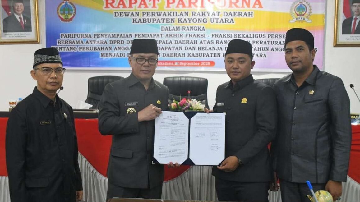 Bupati dan Ketua DPRD Kayong Utara secara simbolis memegang dokumen pengesahan Perubahan APBD 2025 menjadi Peraturan Daerah.