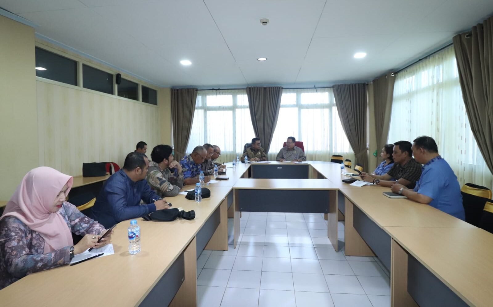 "DPRD Kabupaten Sambas melalui Komisi IV melakukan konsultasi ke Dinas Pendidikan dan Kebudayaan Provinsi Kalimantan Barat bahas kekurangan Guru di SLB Negeri Sambas. (Dok. DNS/Faktakalbar.id)"