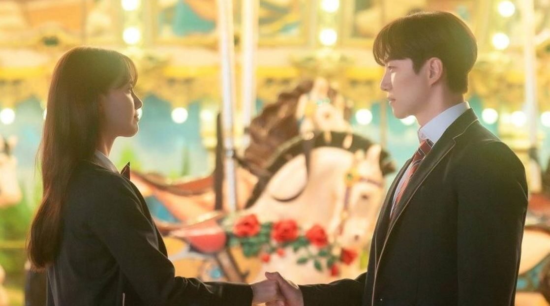 "Bingung mau nonton apa di akhir pekan? Dapatkan 4 rekomendasi drakor untuk malam mingguan yang seru, mulai dari rom-com manis, thriller menegangkan, hingga fantasi epik."