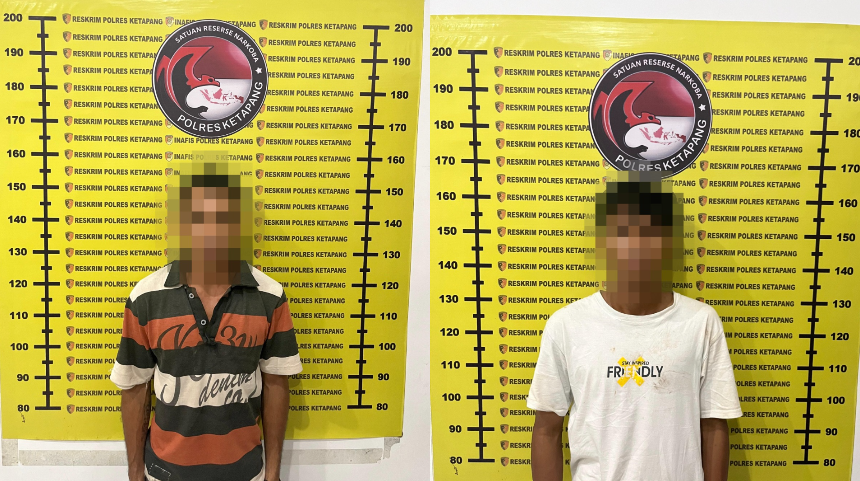 Kedua pelaku peredaran sabu, saat diamankan oleh jajaran Polsek Marau di Ketapang. Kedua pelaku ditangkap di area perkebunan sawit dan kini menjalani proses hukum lebih lanjut.