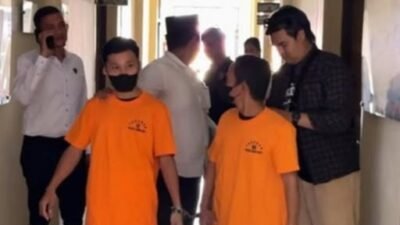 Dua tersangka kasus pelecehan seksual, M alias Pak Amat (kiri) dan seorang tersangka lainnya, digiring petugas di Polres Kubu Raya.