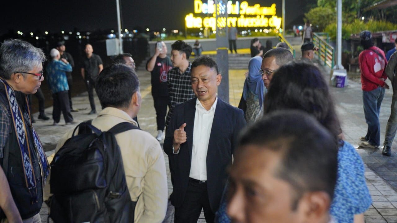 Wali Kota Pontianak Edi Rusdi Kamtono berbincang dengan para arsitek saat menghadiri HUT ke-66 Ikatan Arsitek Indonesia (IAI).