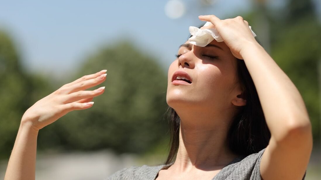 "Pernah merasa emosi memuncak saat cuaca panas? Ternyata, ada alasan ilmiahnya. Cari tahu mengapa suhu tinggi bisa memicu respons marah dan agresif dalam diri kita."