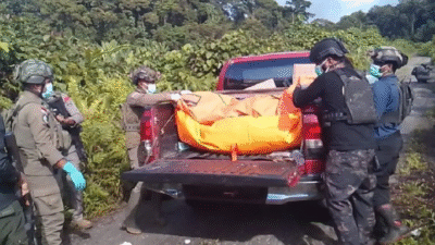 Petugas gabungan Kepolisian Resor Yahukimo dan Satgas Damai Cartenz saat mengevakuasi jenazah korban penembakan KKB di Yahukimo, Papua Pegunungan.