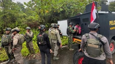 Tim gabungan Satgas Operasi Damai Cartenz berhasil mengevakuasi empat pekerja tambang yang selamat setelah bersembunyi berhari-hari akibat serangan KST di Yahukimo, Papua Pegunungan. (Dok. Satgas Damai Cartenz)