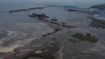 "BMKG pastikan gempa magnitudo 7,4 yang mengguncang Kamchatka, Rusia, tidak berpotensi menimbulkan tsunami di Indonesia. Masyarakat pesisir diimbau tetap tenang. "