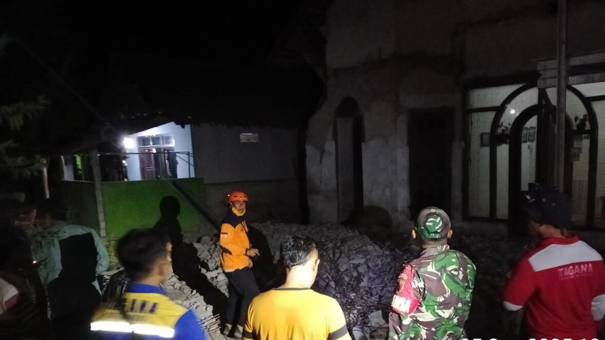 Gempa bumi M 5,7 mengguncang Banyuwangi dan Situbondo, berdampak hingga Bali. Sejumlah rumah dan fasilitas umum mengalami kerusakan. (Dok. BPBD Kabupaten Situbondo)