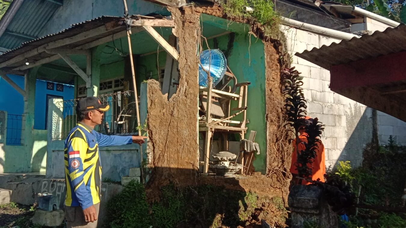 Kerusakan rumah dampak gempa bumi yang dirasakan warga Sukabumi, Provinsi Jawa Barat. Peristiwa gempa M3,8 terjadi pada Minggu (21/9), pukul 01.59 WIB.