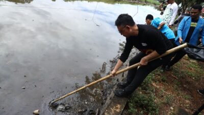 Wali Kota Pontianak Edi Rusdi Kamtono membersihkan parit bersama anggota KNPI Kota Pontianak.