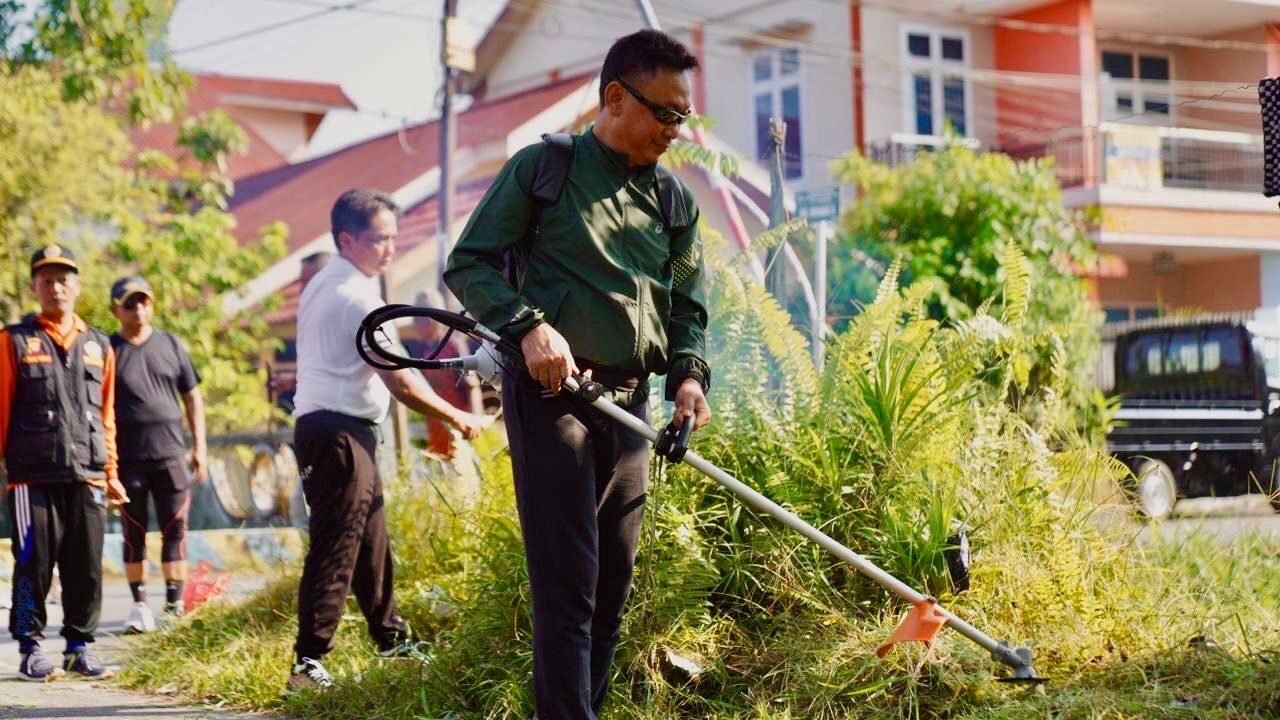 Aksi gotong royong warga yang membersihkan lingkungan beberapa waktu lalu.