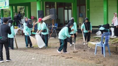 Aksi gotong royong bersih-bersih lingkungan serentak digelar di Hari Peringatan World Clean up Day 2025.