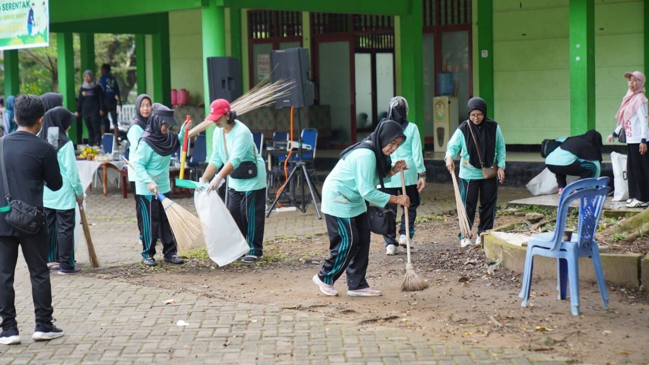 Aksi gotong royong bersih-bersih lingkungan serentak digelar di Hari Peringatan World Clean up Day 2025.