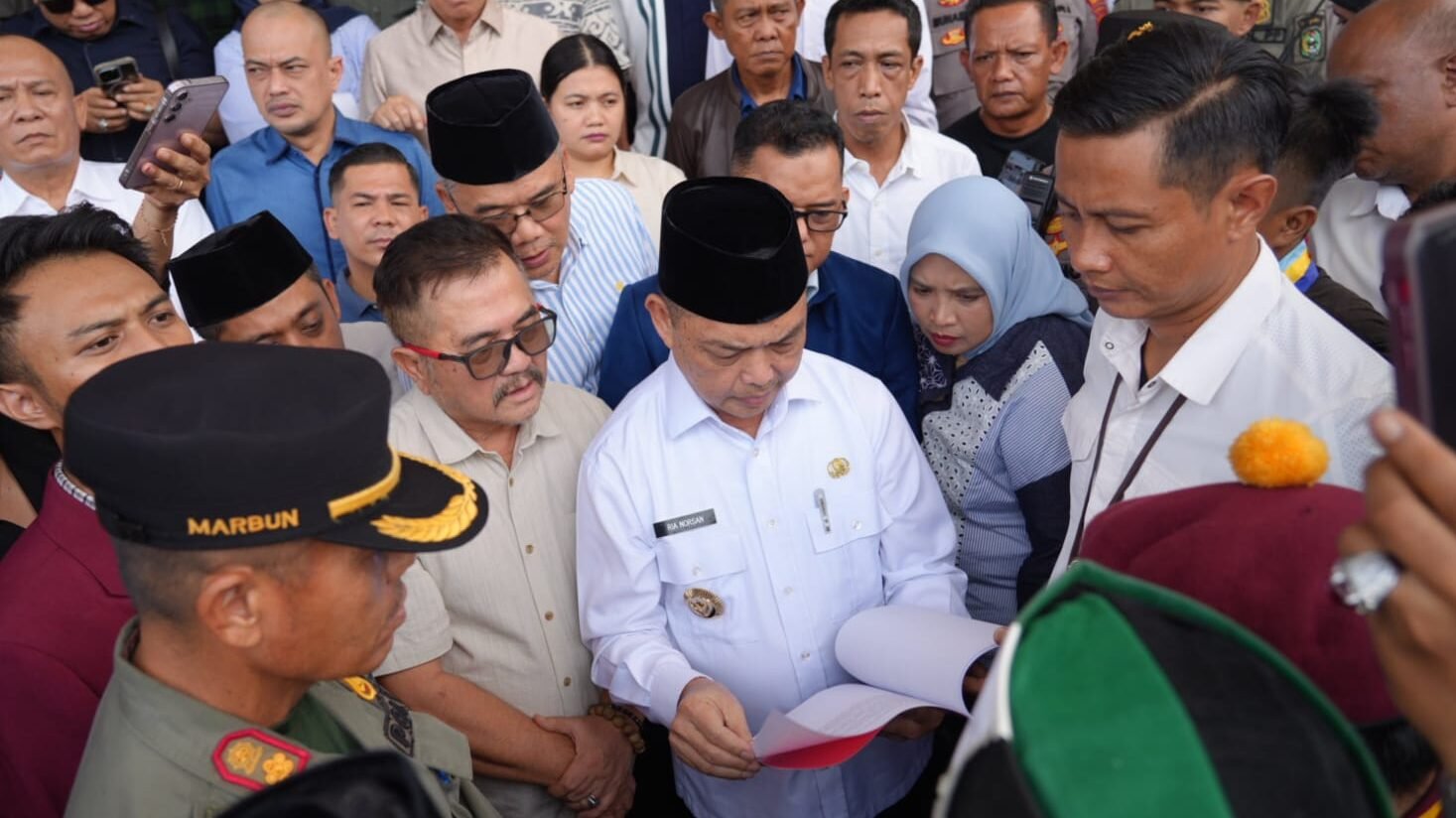 Gubernur Kalimantan Barat, Ria Norsan, menerima audiensi dari aliansi mahasiswa di Ruang Rapat Paripurna DPRD Provinsi Kalbar. Dalam pertemuan ini, mahasiswa menyampaikan aspirasi kritis terkait berbagai isu di Kalbar.