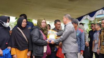 Gubernur Kalimantan Barat, Ria Norsan, secara simbolis menyerahkan paket sembako murah kepada masyarakat Sintang sebagai bagian dari Gerakan Pangan Murah. (Dok. Biro Adpim Kalbar)