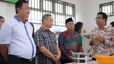 Gubernur Kalimantan Barat, Ria Norsan, didampingi sejumlah pejabat meninjau lokasi rencana pembangunan Program di Luar Domisili (PDD) Politeknik Negeri Pontianak di Kapuas Hulu, sebagai upaya memajukan sektor pendidikan dan meningkatkan Indeks Pembangunan Manusia (IPM) daerah.