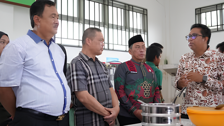 Gubernur Kalimantan Barat, Ria Norsan, didampingi sejumlah pejabat meninjau lokasi rencana pembangunan Program di Luar Domisili (PDD) Politeknik Negeri Pontianak di Kapuas Hulu, sebagai upaya memajukan sektor pendidikan dan meningkatkan Indeks Pembangunan Manusia (IPM) daerah.