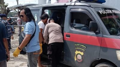 "Proses evakuasi Jenazah seorang guru yang ditemukan di Pantai Tanjung Batu Pemangkat, Rabu (17/9/2025). (Dok. DNS/Polres Sambas)"