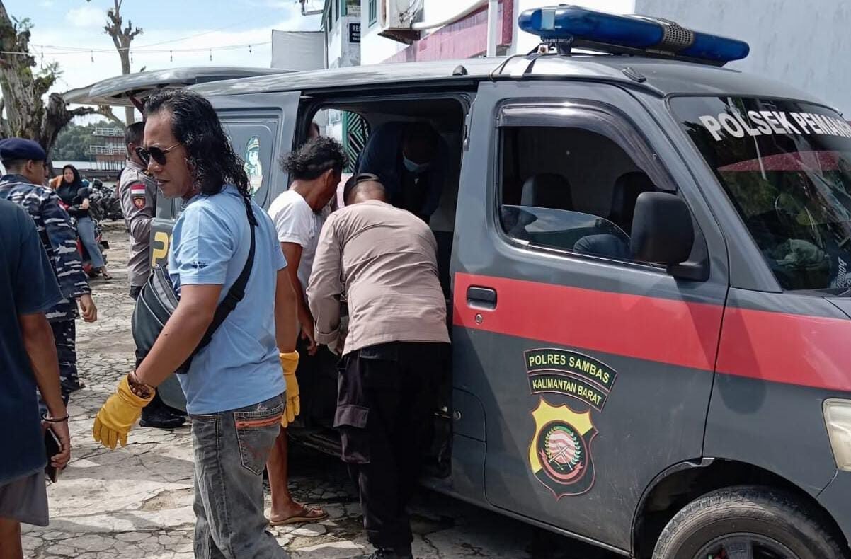 "Proses evakuasi Jenazah seorang guru yang ditemukan di Pantai Tanjung Batu Pemangkat, Rabu (17/9/2025). (Dok. DNS/Polres Sambas)"