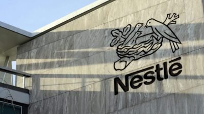 Logo perusahaan Nestle yang ikonik. Perusahaan asal Swiss ini baru saja memecat CEO-nya, Laurent Freixe, setelah skandal hubungan asmara terlarang terungkap. (Dok. depositphotos)