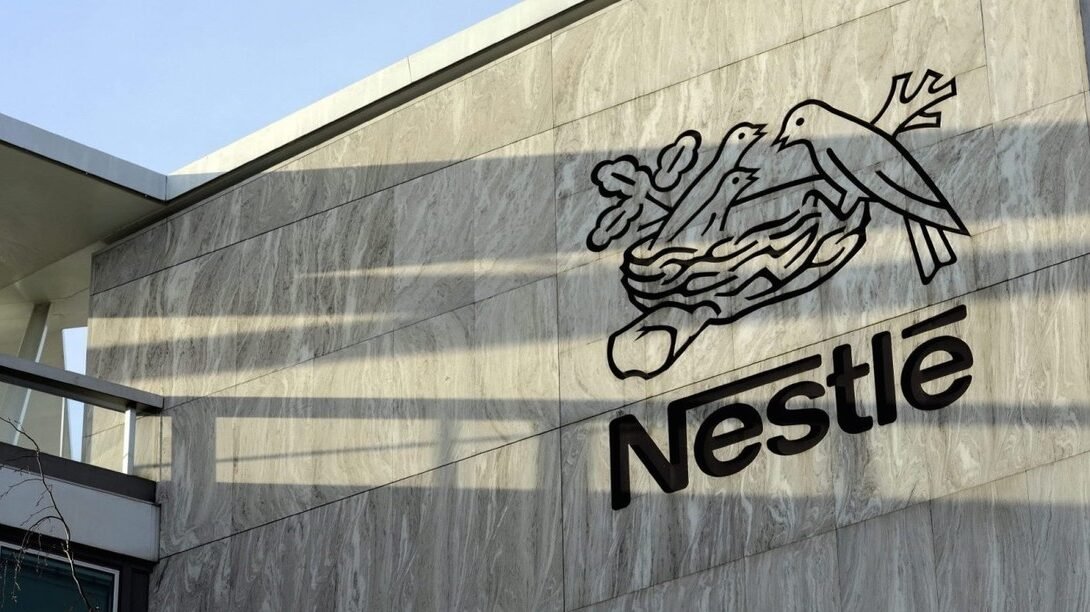 Logo perusahaan Nestle yang ikonik. Perusahaan asal Swiss ini baru saja memecat CEO-nya, Laurent Freixe, setelah skandal hubungan asmara terlarang terungkap. (Dok. depositphotos)