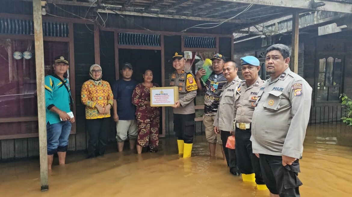 Personel gabungan TNI, Polri, dan BPBD Kabupaten Ketapang bergerak cepat menggunakan perahu karet untuk menembus banjir dan menyalurkan bantuan kepada warga di Kecamatan Manis Mata.