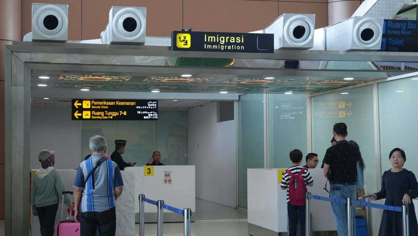 "Rute penerbangan internasional Pontianak ke Kuching dan Kuala Lumpur dibuka kembali mulai 12 September 2025. AirAsia menjadi maskapai perdana, diharapkan mendorong ekonomi dan pariwisata."